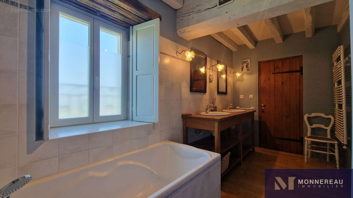 Maison à MONTMOREAU-SAINT-CYBARD