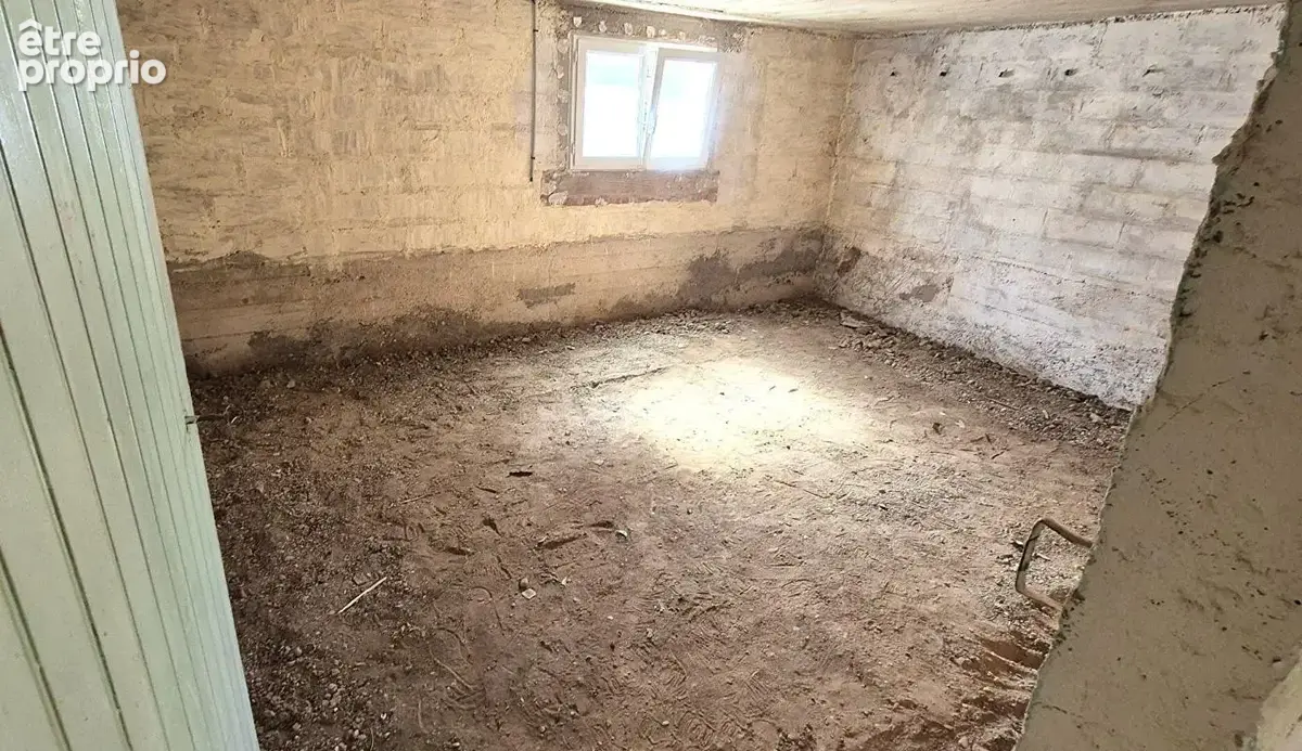 Belle Maison sur Sous-sol de 88 m² Rénovée avec Cours, Cave, Buanderie, Garage de 24 m² et un Terrain clos et entretenu de 329 m - photo 16