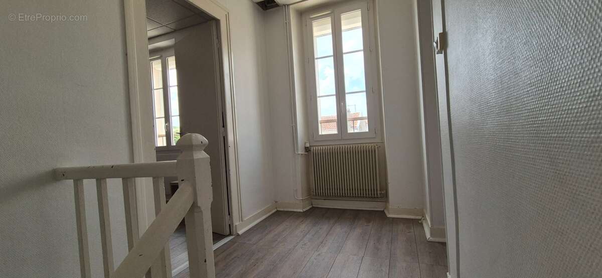Maison de ville composée de deux appartements, 110 m2, proximité place Victor Hugo, jardin clos, cour avec stationnement - photo 7