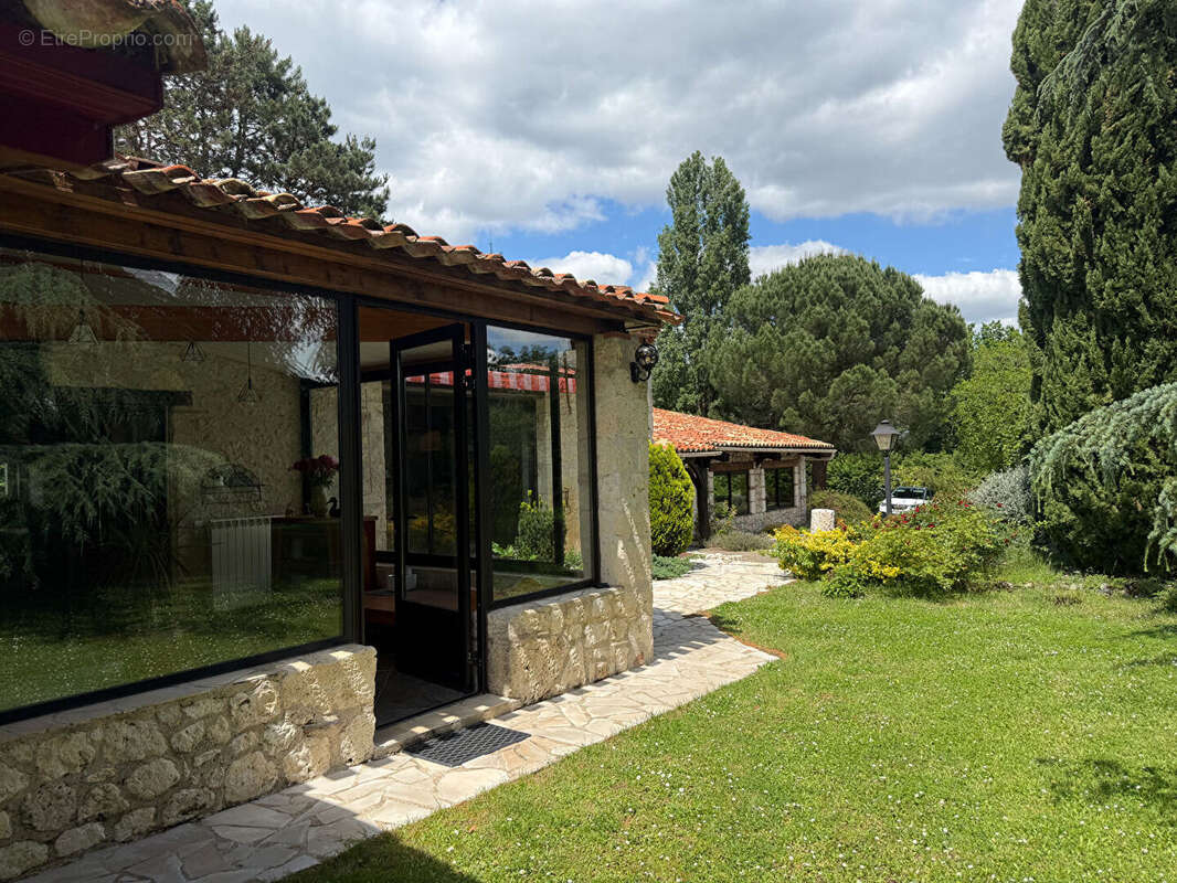 Maison à ALLEZ-ET-CAZENEUVE