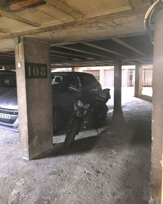 Parking à PARIS-12E