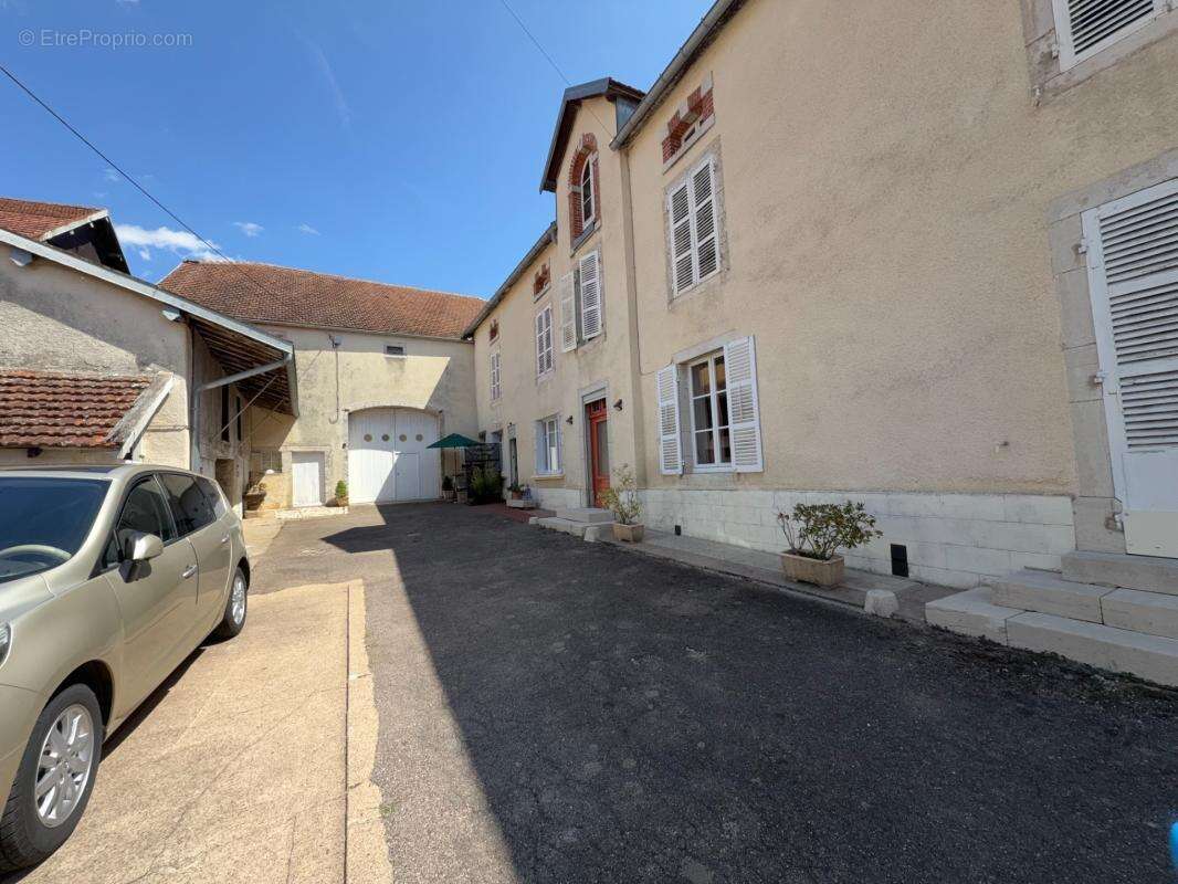 Maison en pierre avec 350 m² de dépendances, jardin et terrasse – Genevrières (52) - photo 22