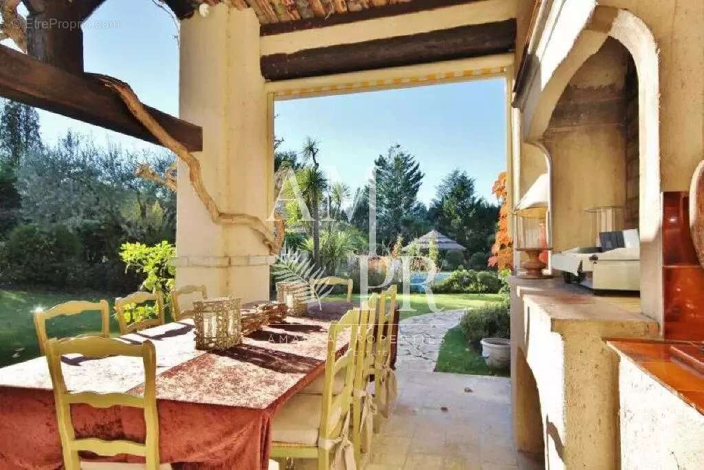 Maison à CHATEAUNEUF-GRASSE