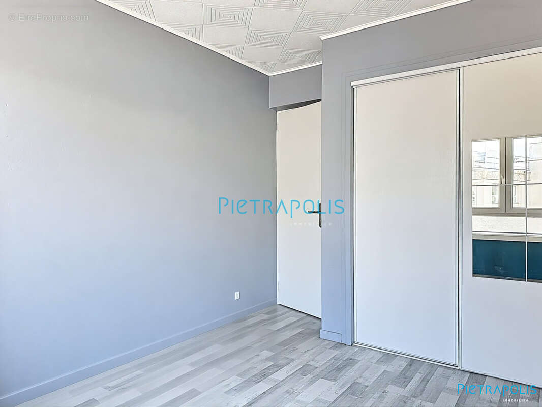 chambre 2 autre vue côté porte sans meuble - Appartement à VILLEFRANCHE-SUR-SAONE