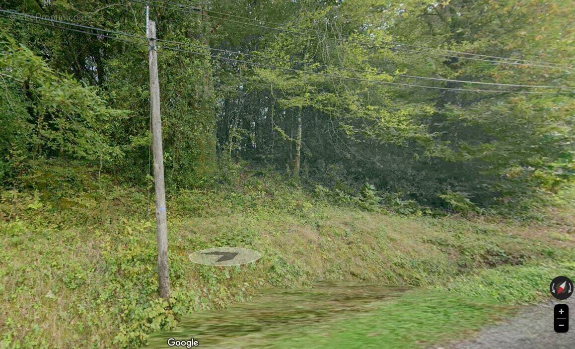 Terrain à LADIGNAC-SUR-RONDELLES
