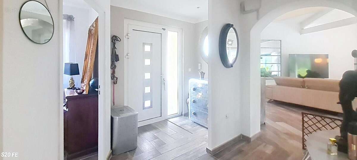 Villa spacieuse de 168m2 avec une piscine s'étendant sur 851m2 de terrain - photo 8