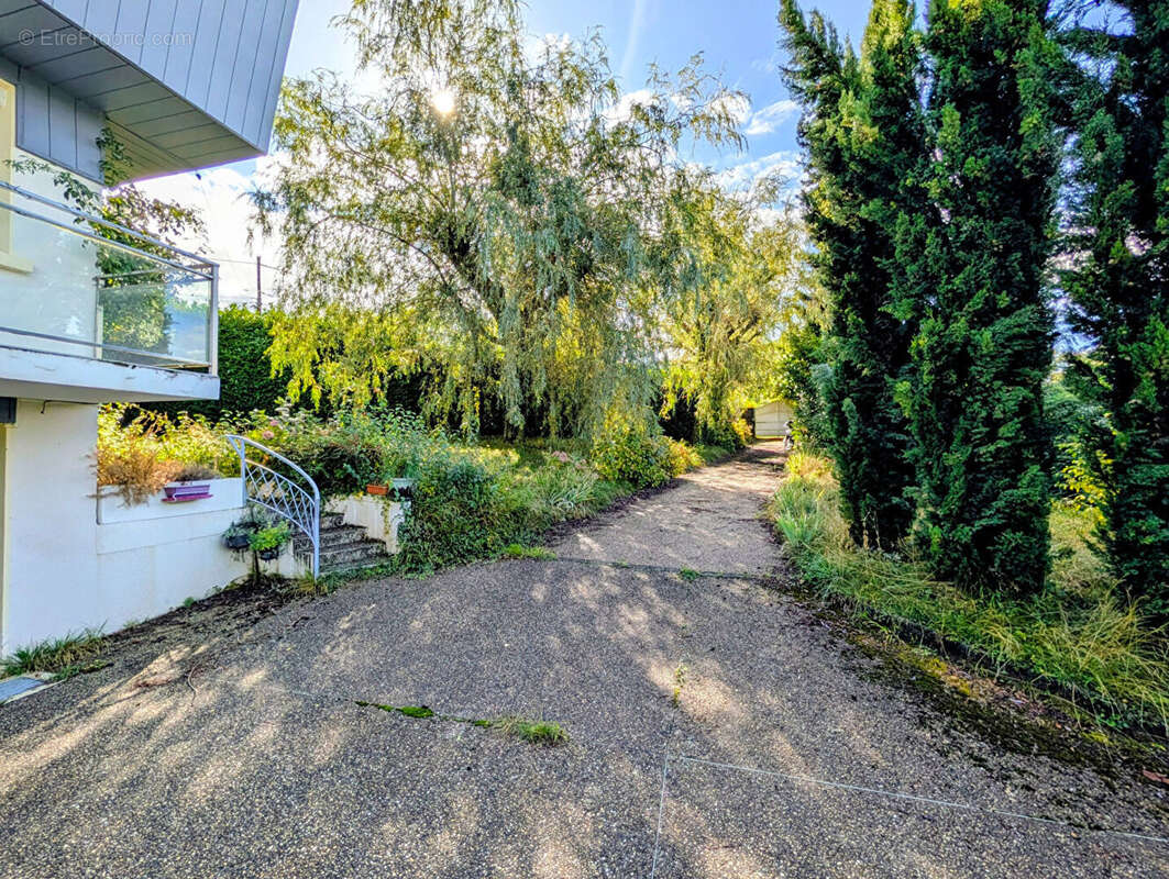 Maison à PUGNY-CHATENOD