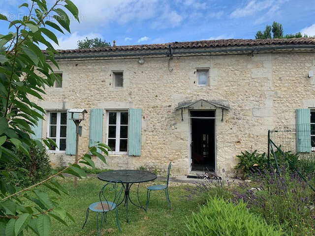 Maison à SAINT-THOMAS-DE-CONAC