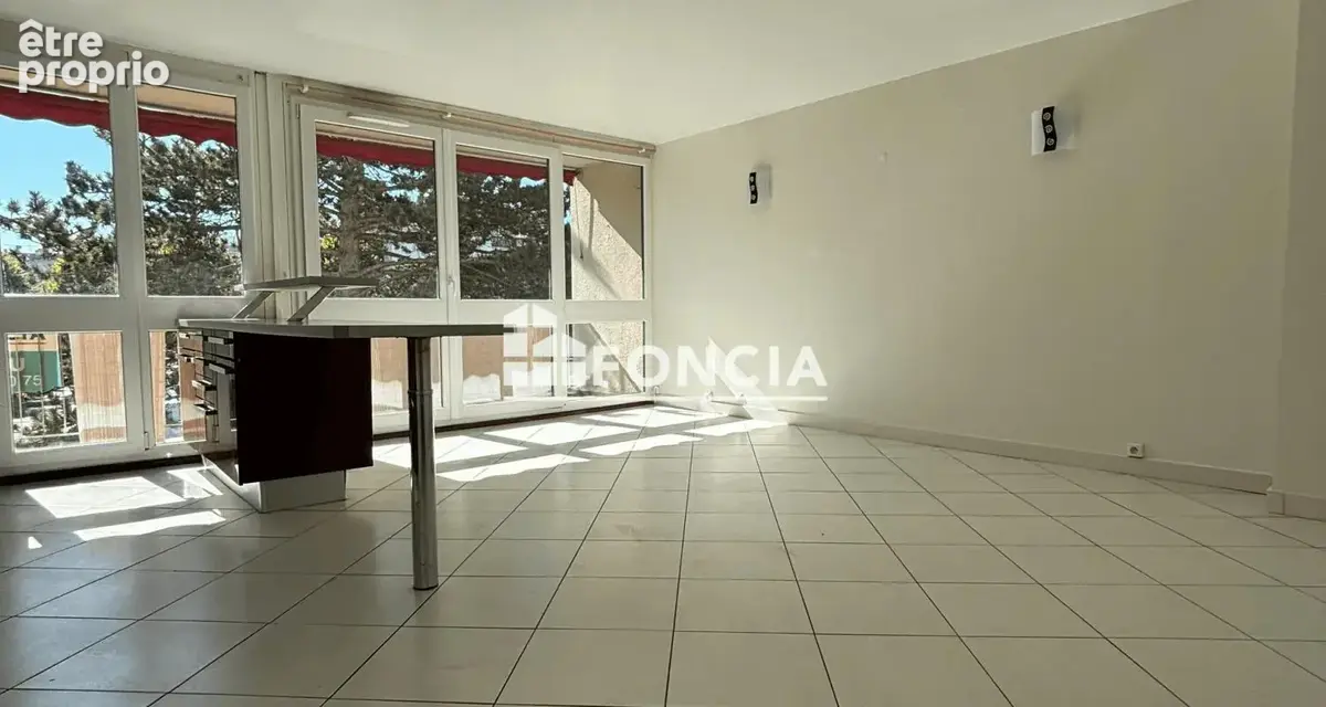 3 pièces au premier étage sans ascenseur avec grand balcon filant, parking extérieur et cave, dans résidence arborée, sécurisée - photo 5