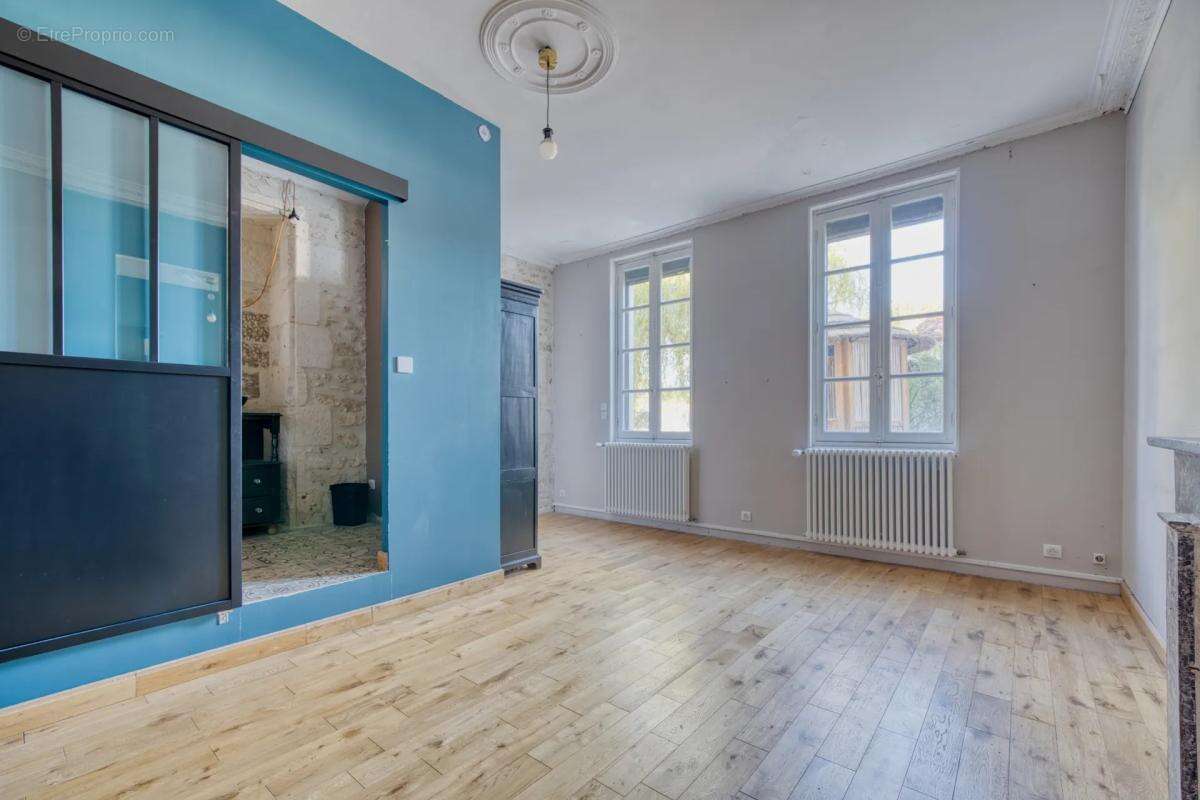 Maison de caractère de 242 m² - Saintes - photo 7