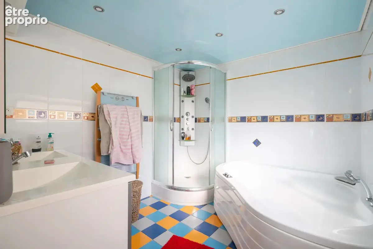 Une propriété pleine de charme comprenant deux appartements indépendants avec deux entrées séparées sur un ter - photo 20