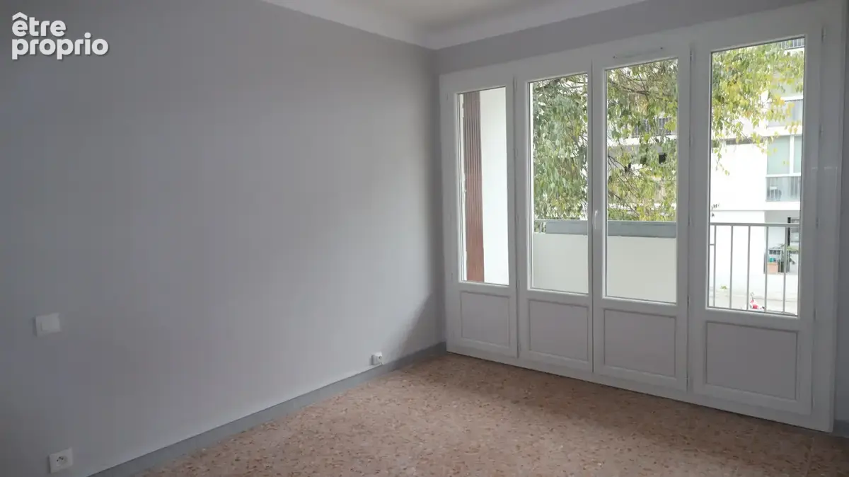 Toulon : grand appartement   3 pièces avec parking à acheter - photo 4
