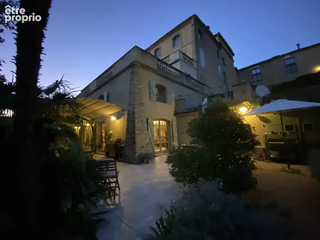 Dans un Domaine fortifiée médiéval, maison en pierres avec 249m2 habitables avec jardin privatif et paysagé - photo 2