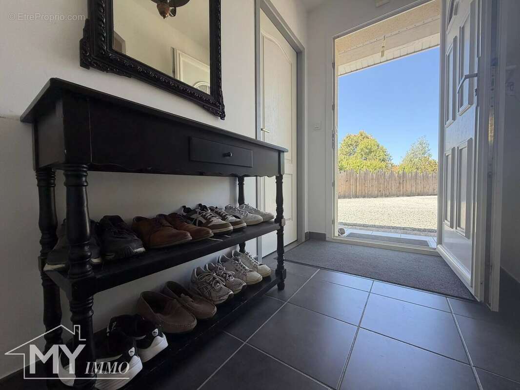 LE FLEIX : Maison de 2011 avec double garage et jardin - photo 2