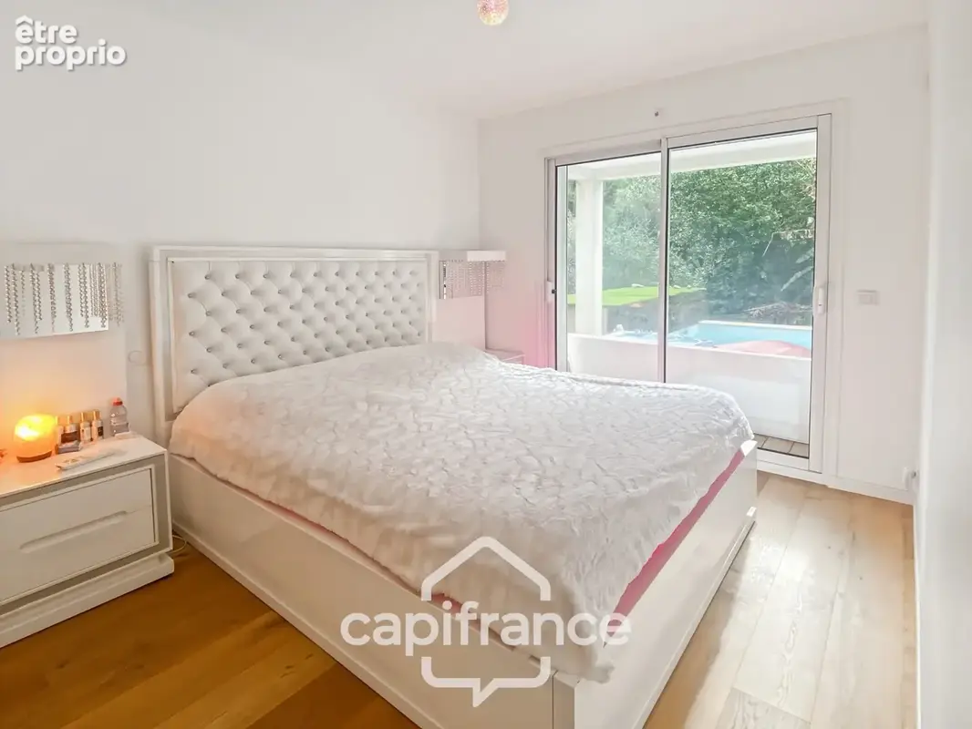 Maison à vendre 8 pièces CARQUEIRANNE (83) - Quartier Canebas - 6 chambres - 220 m2 habitable - Piscine - photo 6