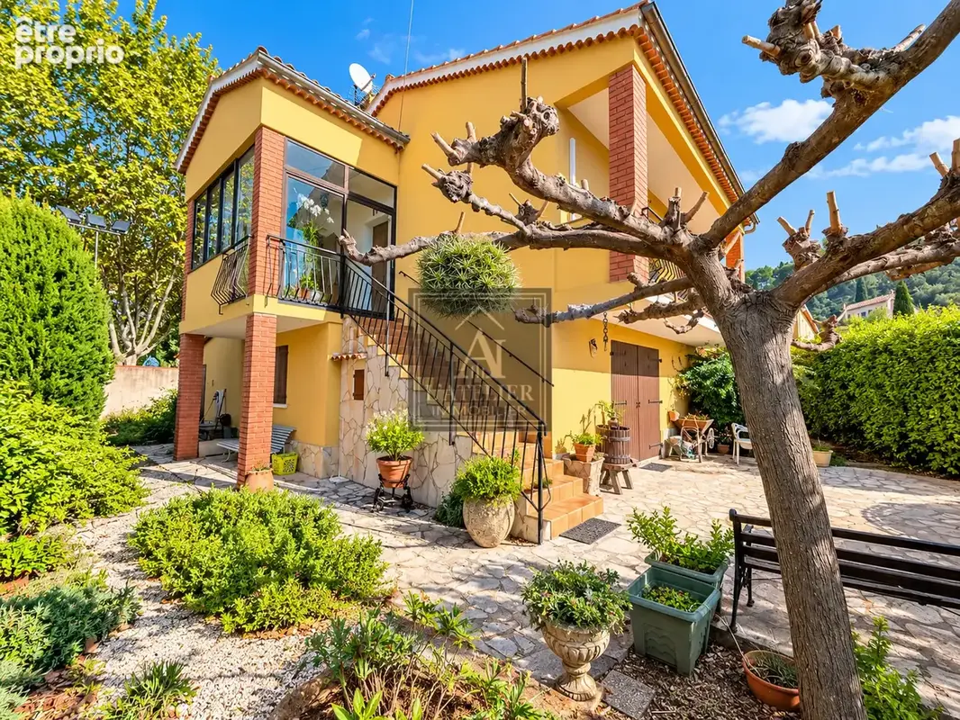 Maison de 150 m2 avec deux logements indépendants, garage et terrain de 644 m2 - photo 3