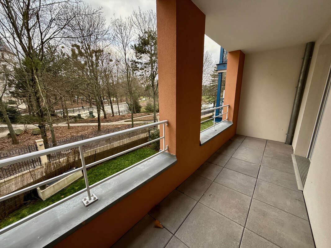 Superbe appartement 4 pièces récent avec un balcon sur parc , futur métro l16 - photo 5