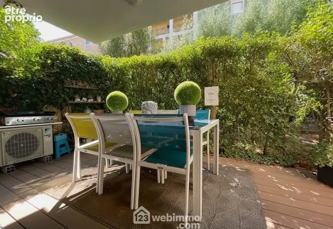 Terrasse de 18 m² au calme, un agréable espace extérieur.