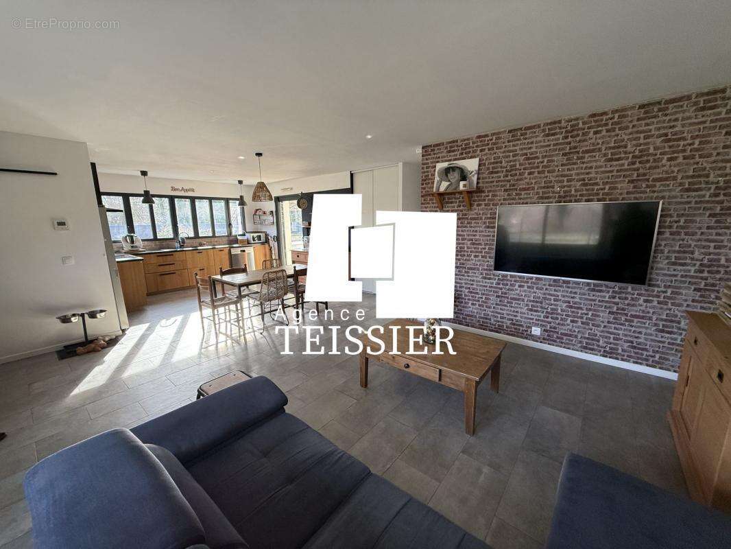 Maison à BERRIAS-ET-CASTELJAU