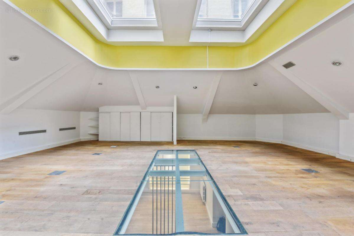 Commerce à PARIS-8E