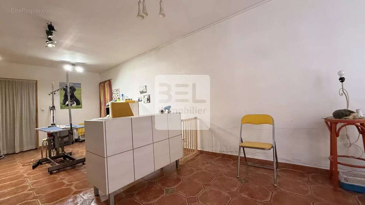 Commerce à SAINT-QUENTIN-LA-POTERIE