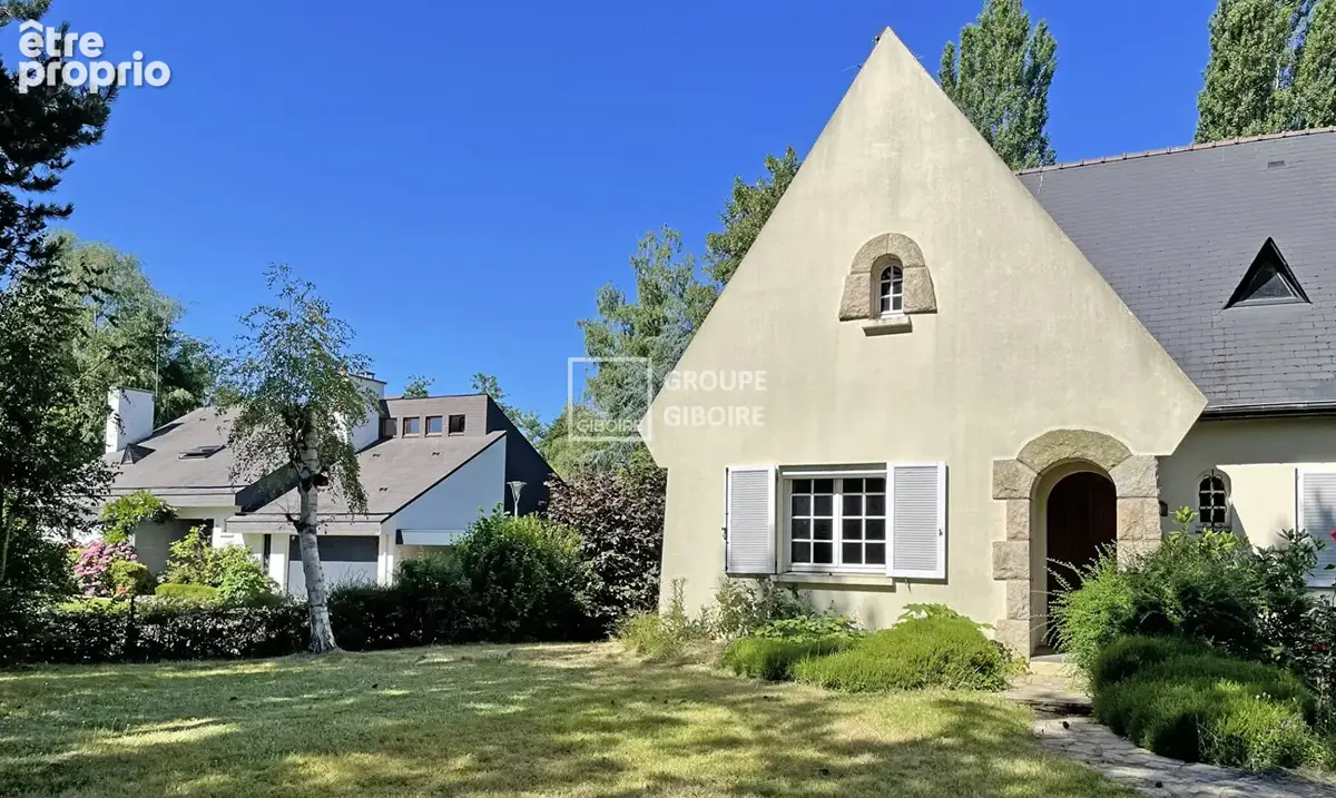 Maison traditionnelle 8 pièces - 180 m² - Lotissement résidentiel, centre-bourg - photo 2