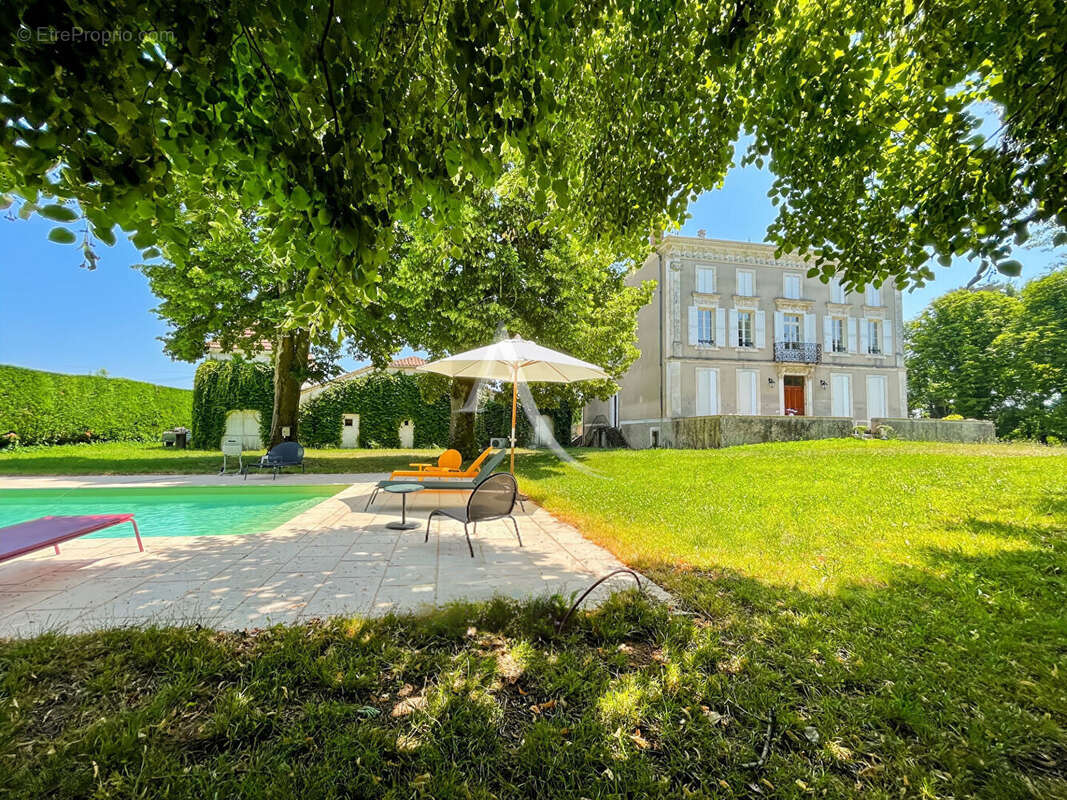 Demeure de prestige avec grange de 300 m2 et piscine - 1,13 hectares de terrain - photo 6