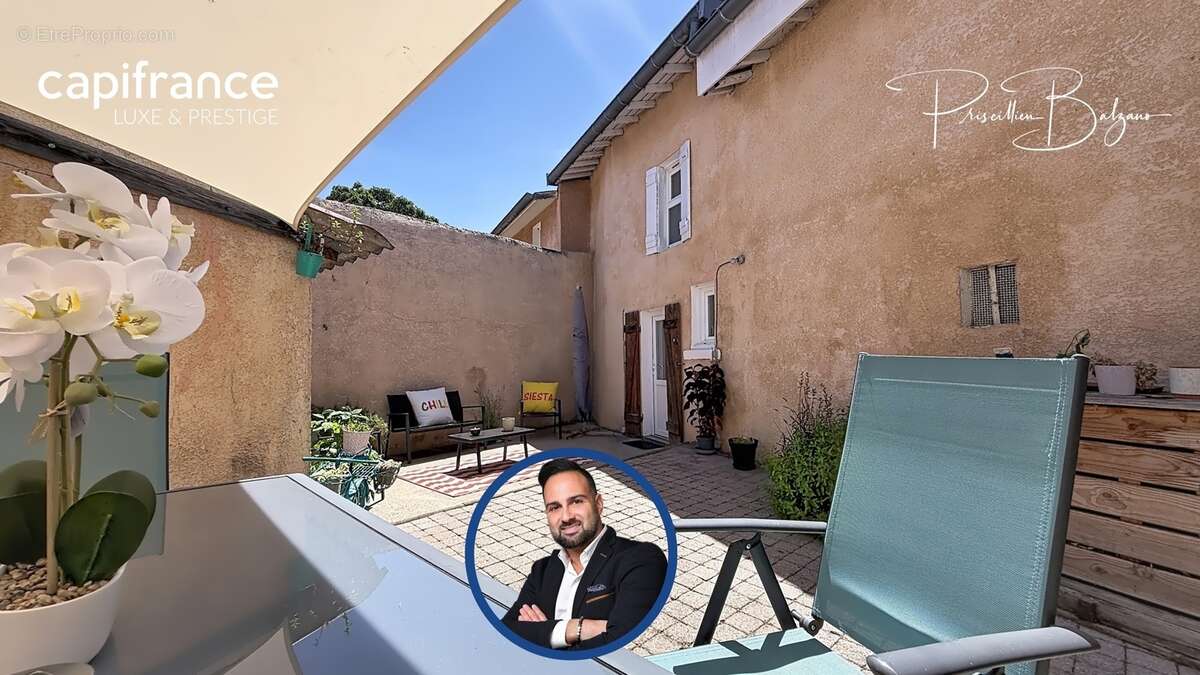 Maison à vendre 4 pièces SAINT GENIS LES OLLIERES (69) – Le charme d'une maison de village avec cour intimiste, garage et vie à  - photo 12