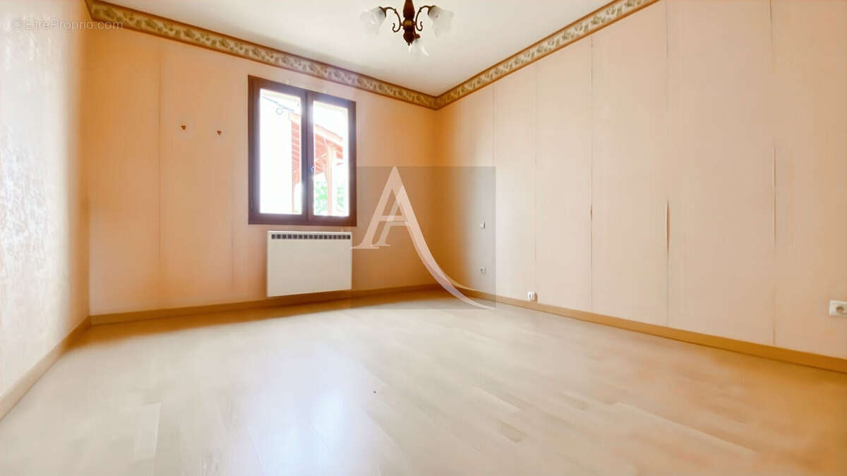 Maison de plain-pied avec jardin paysagé et dépendance à Saint-Vite - photo 16