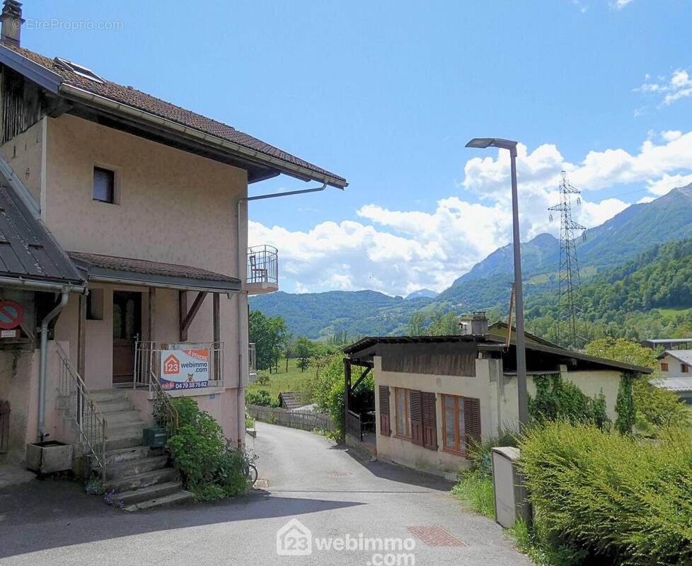 En exclusivité, découvrez cette maison de village mitoyenne de 77 m² avec sa dépendance - Maison à UGINE