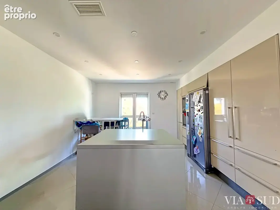 Villa contemporaine 2013, 195 m² de plain-pied sur 1 000 m² clos : 4 chambres, piscine au sel, cuisine d'été et un DPE A qui cha - photo 9