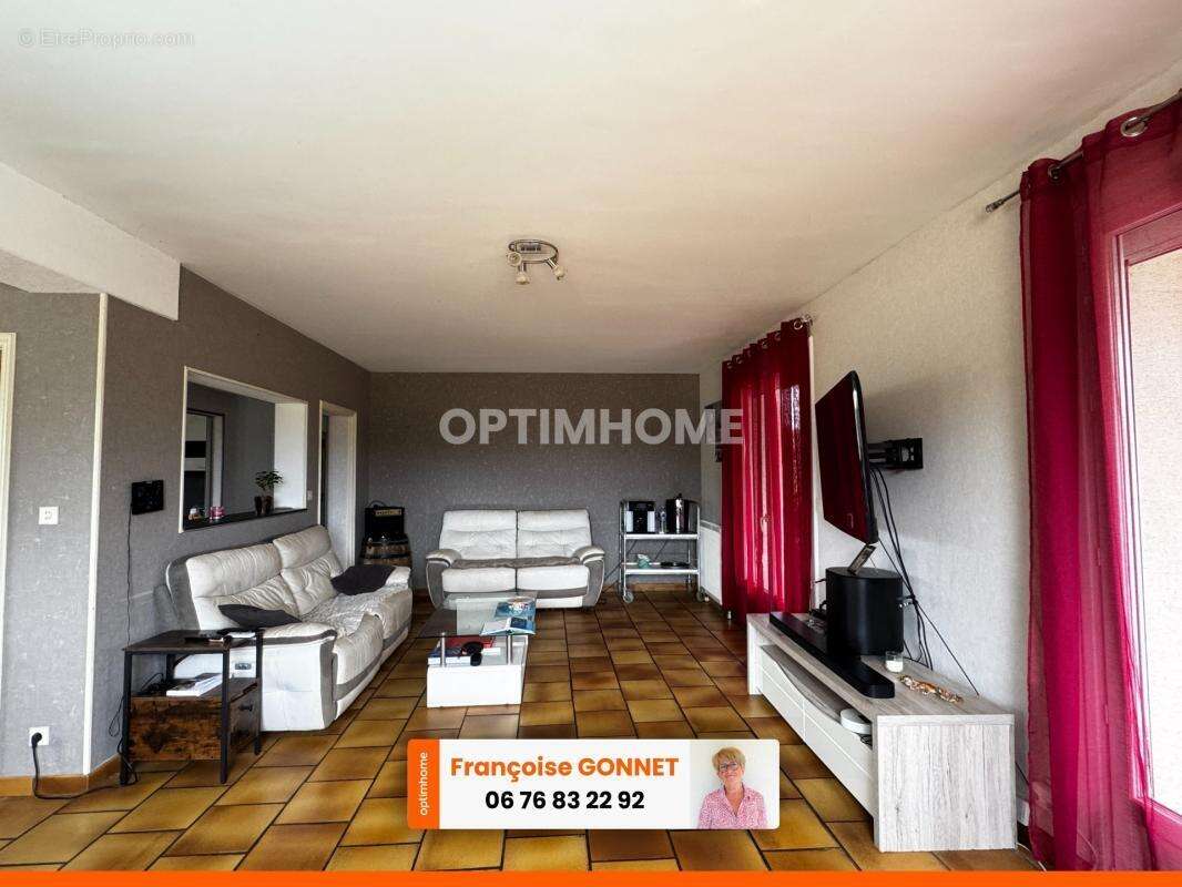 Maison 215 m² - 5 chambres - Terrain 4 200 m² - Piscine - 257 000 € - SAINT PIERRE LES ETIEUX - 18200 - photo 4