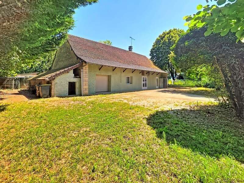 Maison en pierre rénovée avec dépendances –  Terrain de 2 200 m² - photo 2