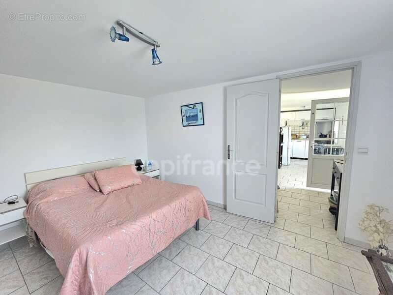 Maison familiale de 226 m2 divisée en 4 habitations indépendantes, vue mer, terrain 2000 m2, garage et terrasses à MORSIGLIA (HA - photo 10