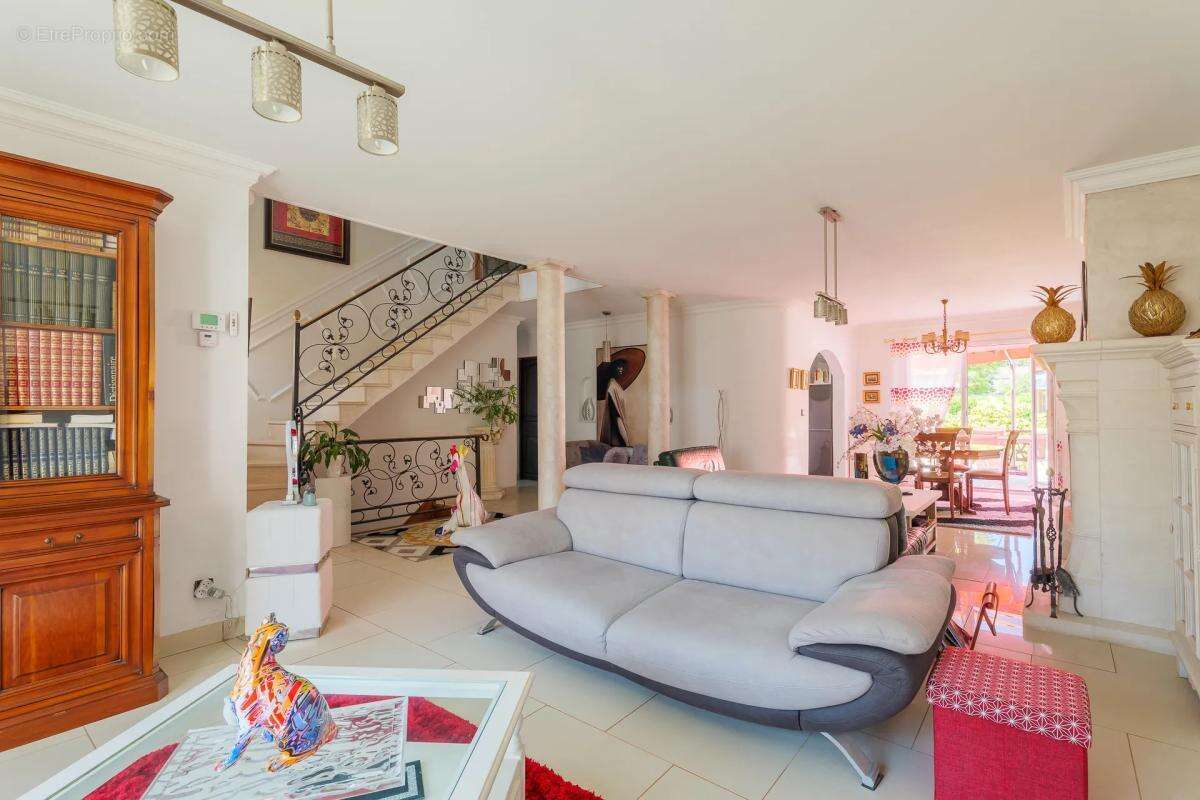 Maison de 7 pièces de 245 m² à Claye-Souilly - photo 2