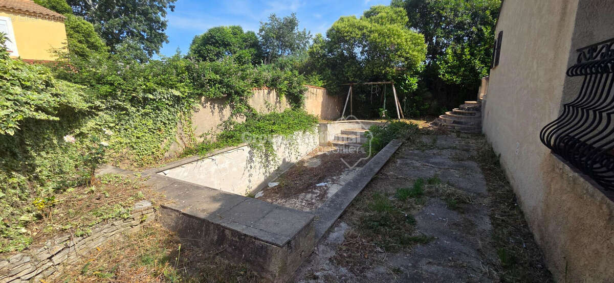 LES PENNES MIRABEAU, secteur calme et recherché, Villa de 100 m²  à rénover avec travaux de type 4 sur parcelle  de terrain de 4 - photo 8