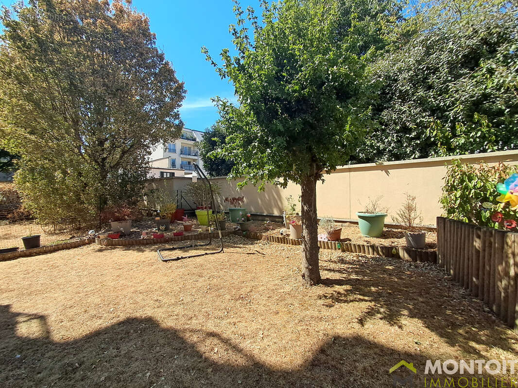 Appartement 69m2 - 2 chambres - jardin terrasse 190m2 - parking - transports et commodites - photo 4