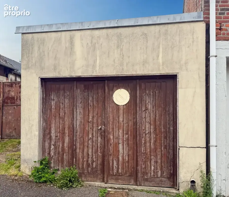 garage donnant sur la route à l'arrière du tarrain
