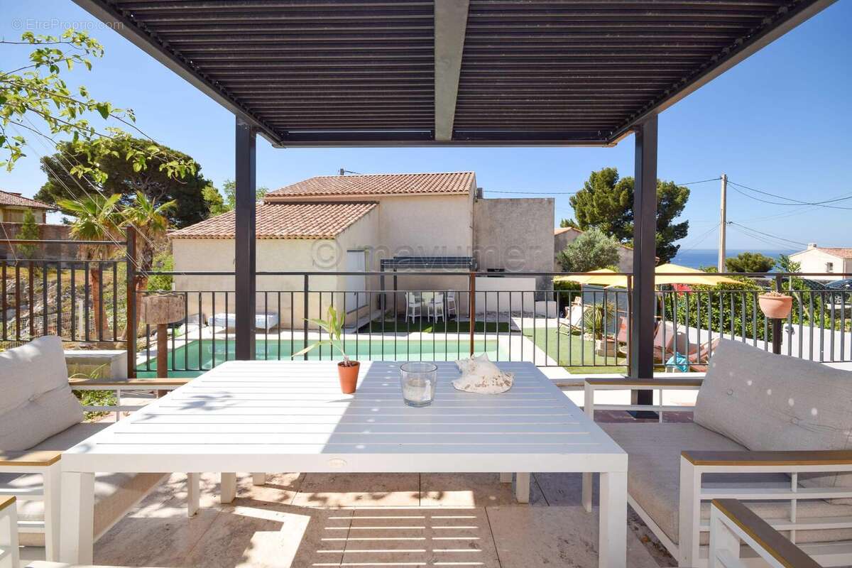 APPARTEMENT T4 ESPRIT MAISON AVEC PISCINE, JARDIN PRIVATIF DE 450 M² ET VUE MER L\'ESTAQUE  13016 Marseille n°2 - Appartement à MARSEILLE-16E