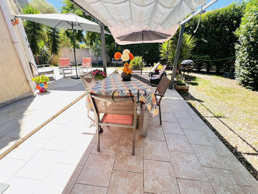 Belle villa T4 de 140m2 rénovée avec jardin et double terrasse à deux pas de la mer - photo 3