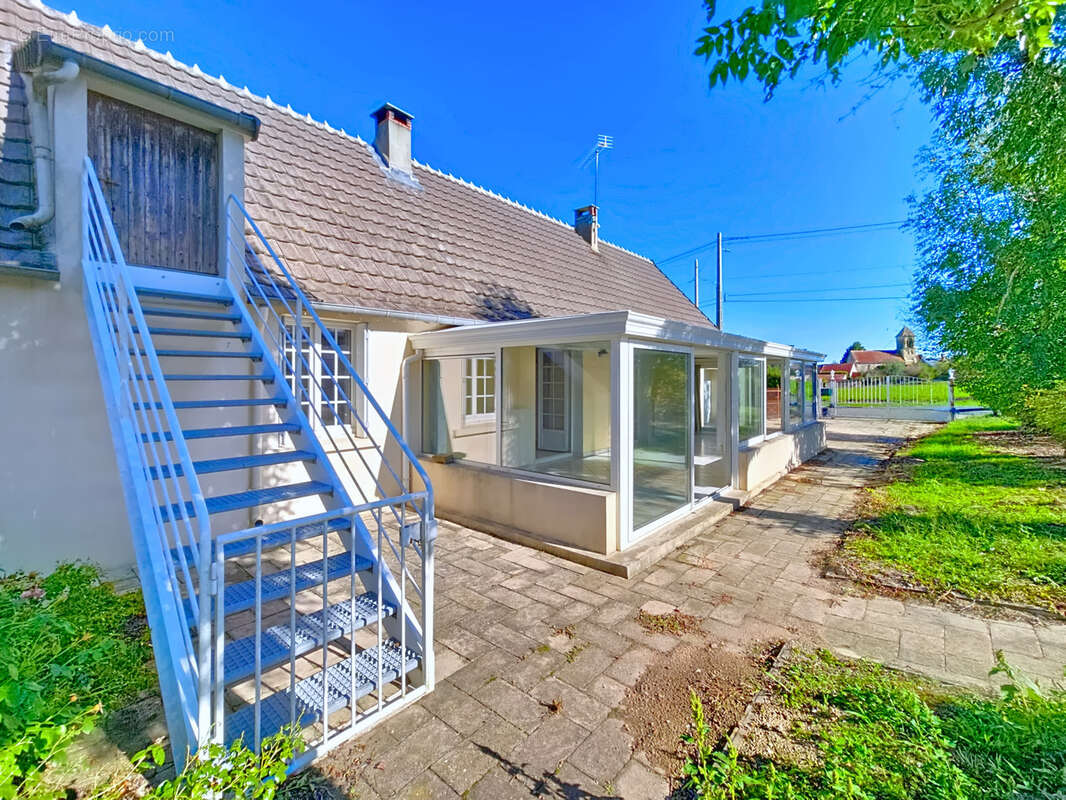 Terrain à NEUILLY-EN-DUN