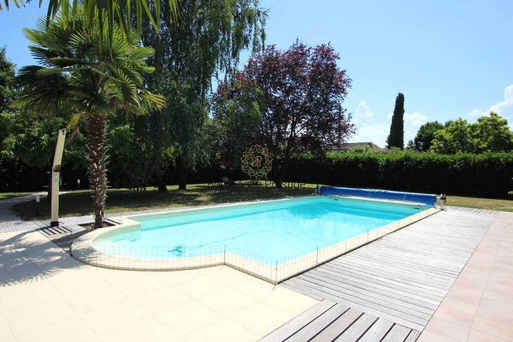Belle propriete de caractere de 293 m² avec piscine et terrain de 1510 m² - photo 4