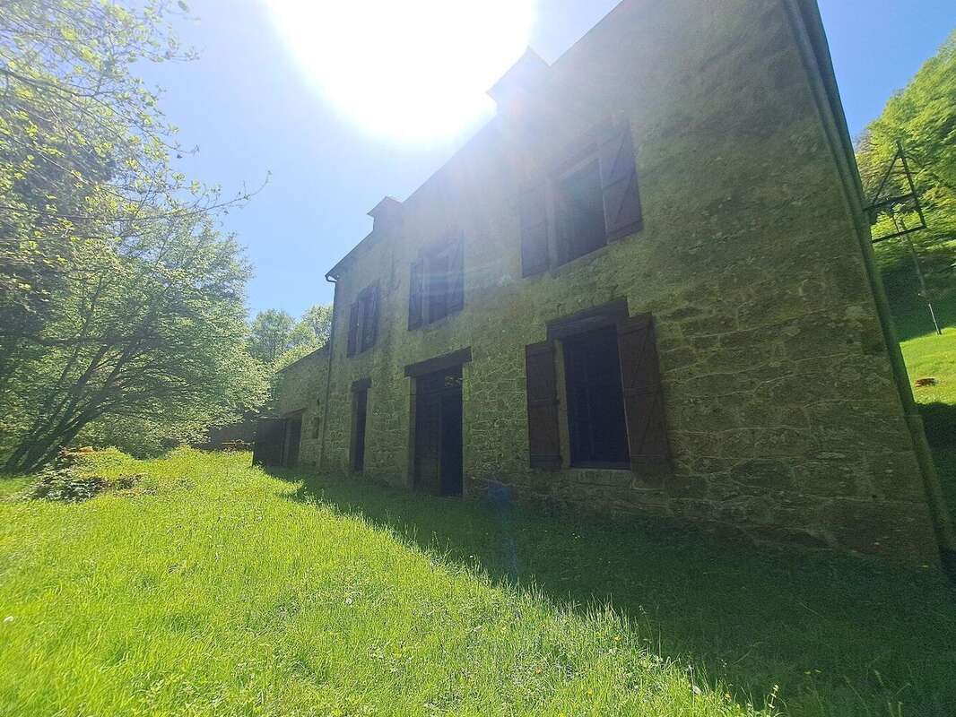 Magnifique ancien moulin rénové - La Roche Canillac - photo 17