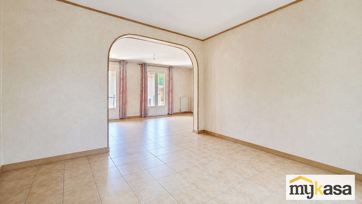 Maison familiale T5 de 136 m² avec garage et terrain de 525 m² - photo 6