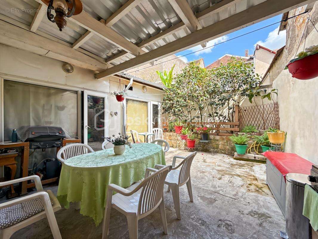 Maison à VILLENEUVE-L&#039;ARCHEVEQUE