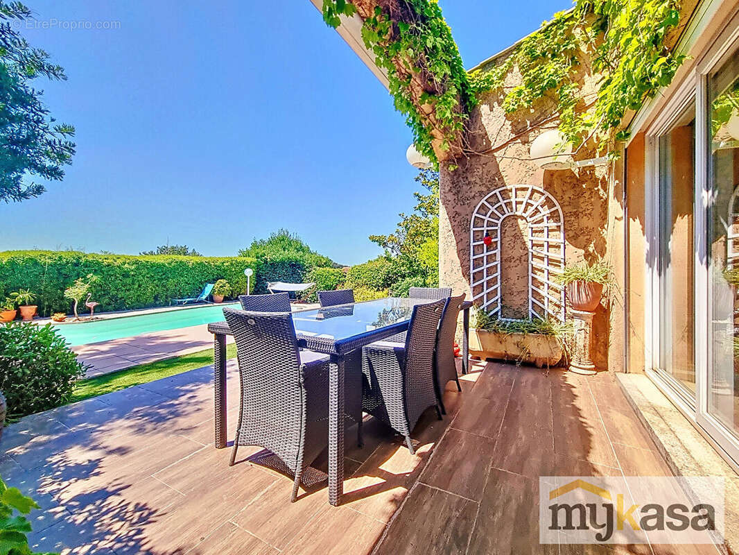 Maison à SAINT-MITRE-LES-REMPARTS