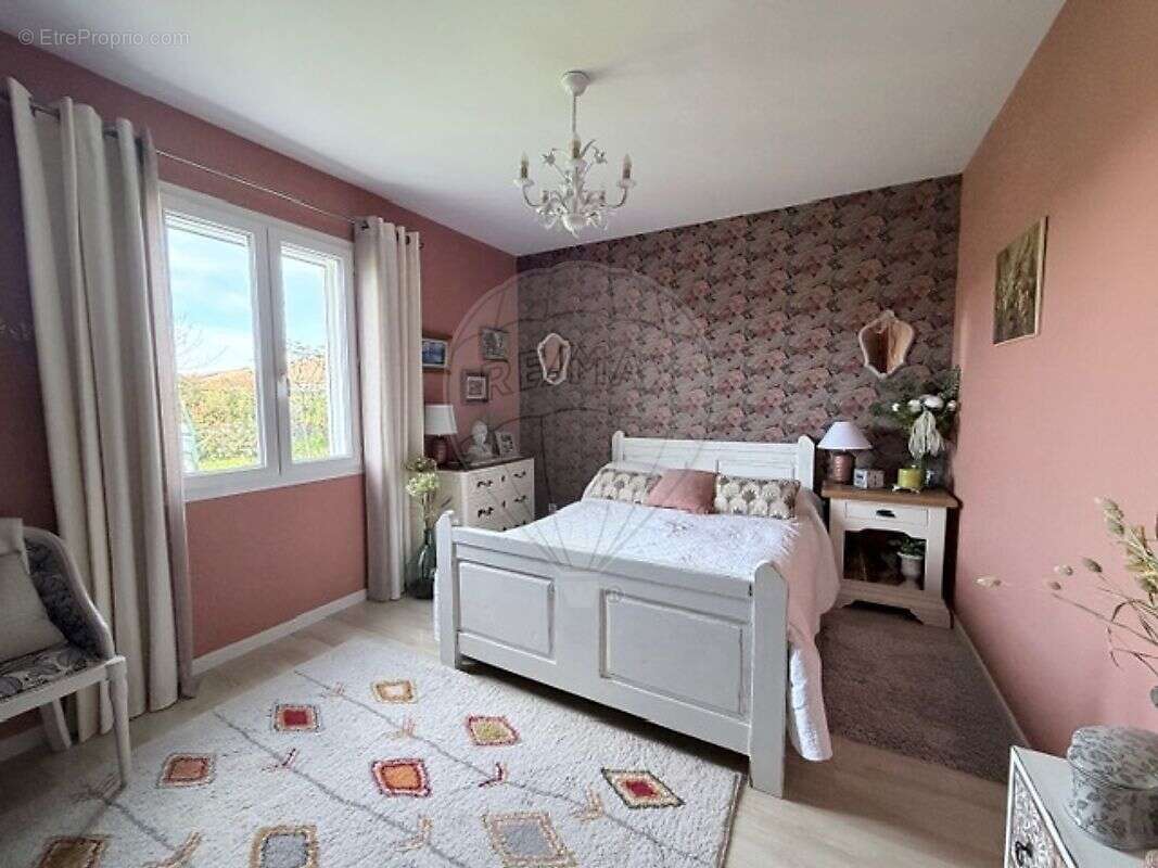 Maison à CHAILLEVETTE