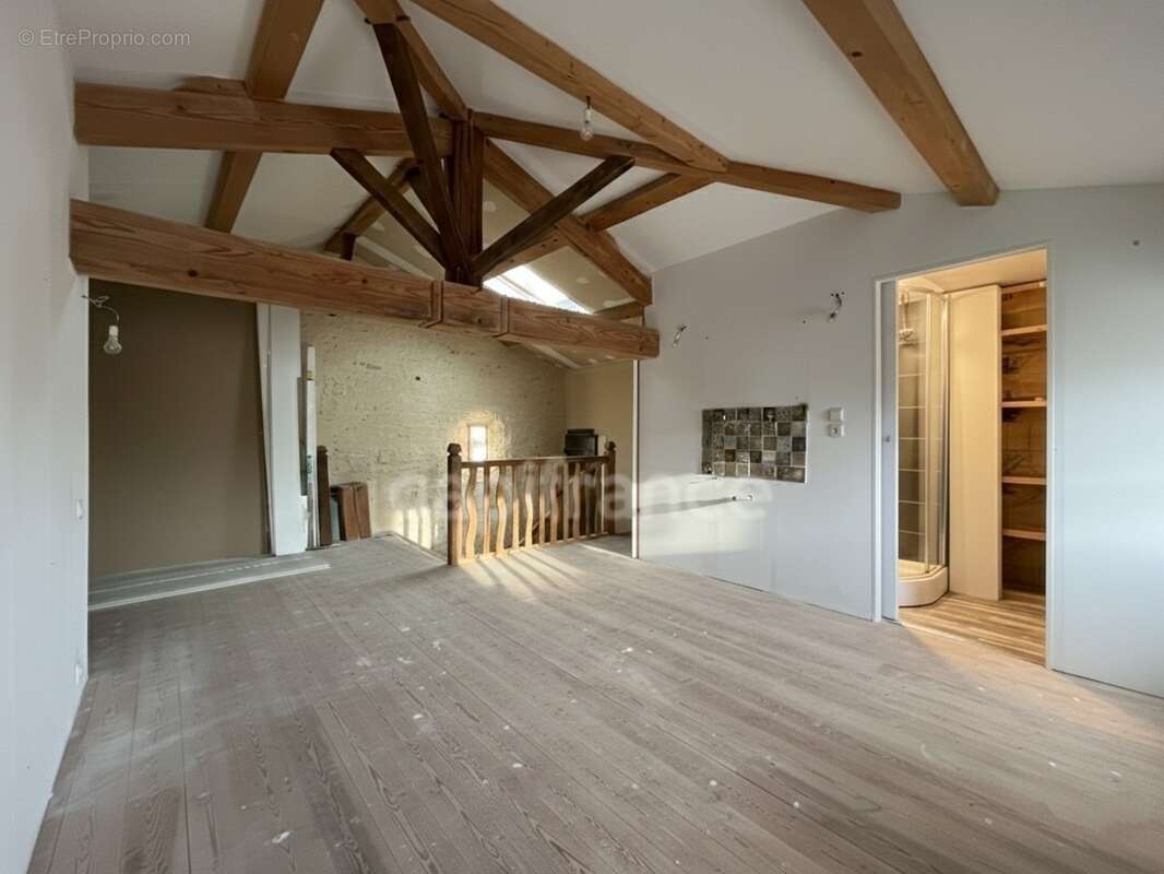 Certaines maisons séduisent par ce qu'elles sont, d'autres par tout ce qu'elles peuvent devenir - Vanzac (17) - photo 9