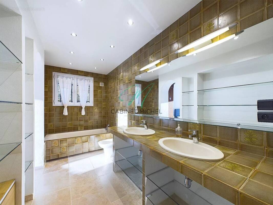 Maison à ROQUEFORT-LES-PINS