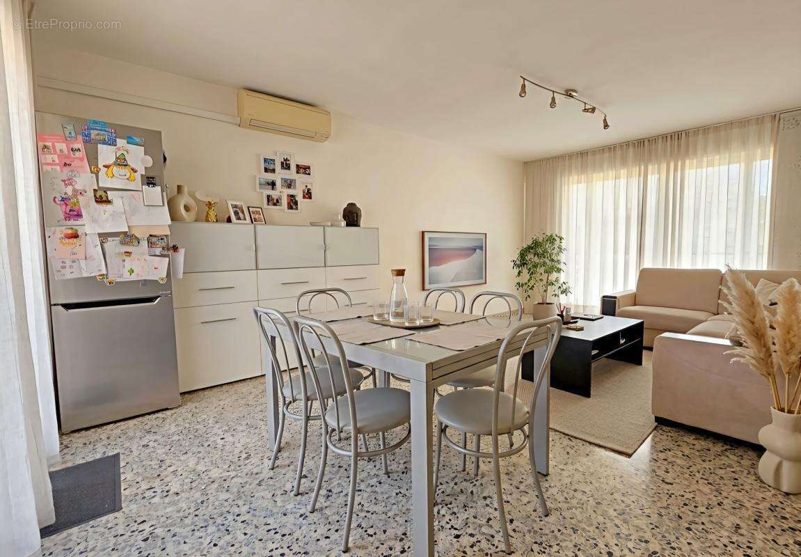 Appartement t3 avec terrasse et balcon à vendre dans le centre-ville piétonnier de sanary-sur-mer - photo 2